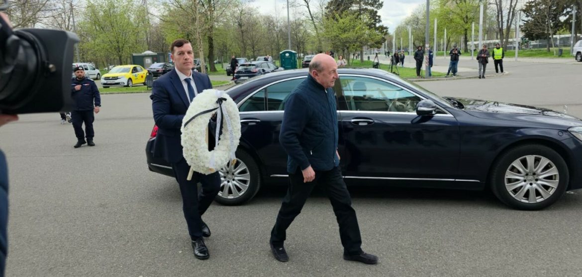 s-a-stins-il-luce-cum-si-a-facut-aparitia-traian-basescu-la-priveghiul-lui-mircea-lucescu