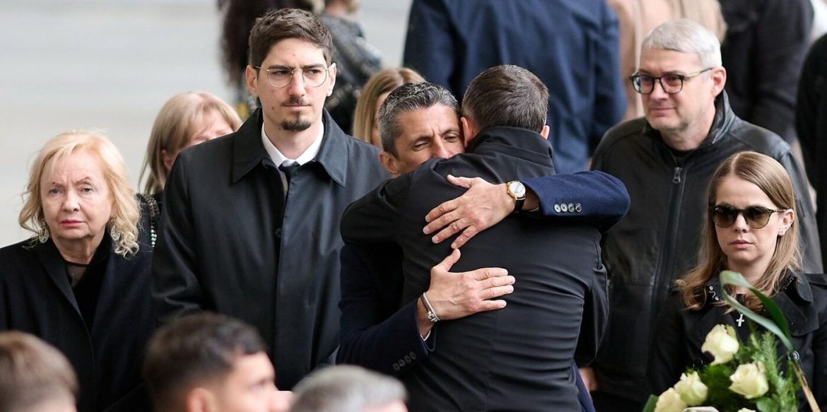 s-a-stins-il-luce-cine-l-a-insotit-pe-meme-stoica-la-inmormantarea-lui-mircea-lucescu