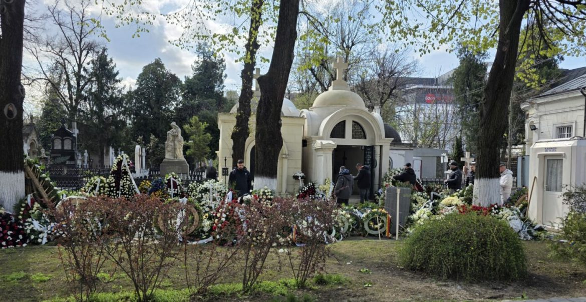 s-a-stins-il-luce-cum-arata-cavoul-lui-mircea-lucescu.-ce-versuri-sunt-scrise-pe-piatra-funerara