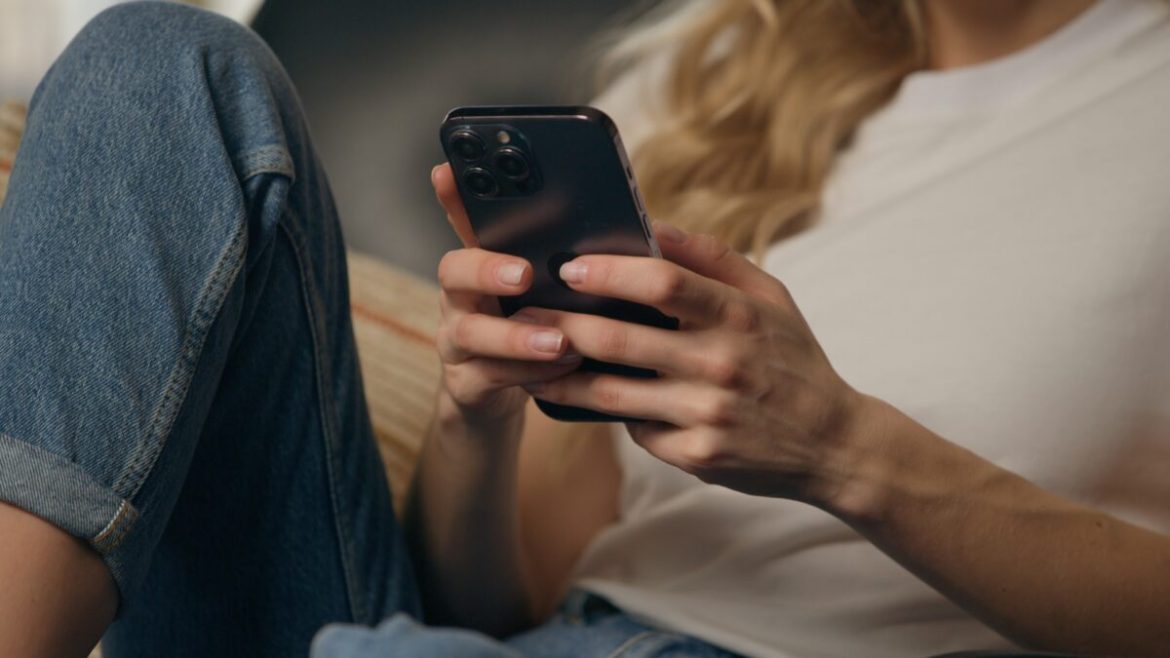 de-ce-nu-ne-putem-opri-din-scrollat.-cum-au-fost-proiectate-retelele-sociale-sa-creeze-dependenta