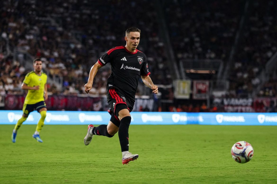 video-louis-munteanu-i-a-uluit-pe-americani-la-ultimul-meci-al-lui-dc-united:-„incredibil!”